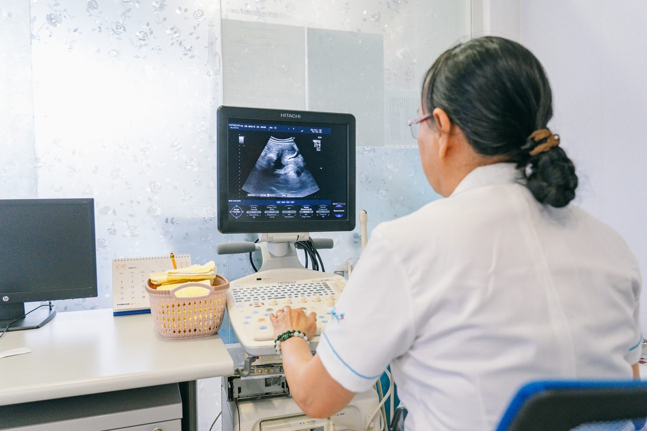 Bác sĩ nữ siêu âm xác định tuần thai tại Dr Marie Đà Nẵng